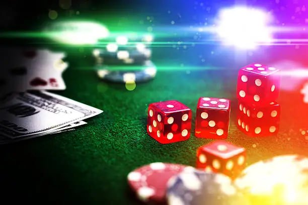 Tampilan antarmuka Wolf Gold di platform paman togel dengan simbol serigala dan gulungan bersinar